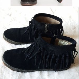 Womens 7.5 black fringe suede Uggs booties